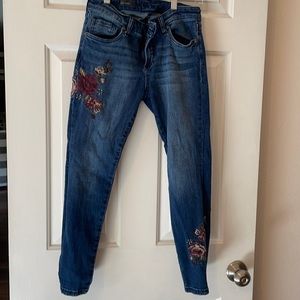 Embellished skinny jeans from Kut from the cloth. Size 6p.